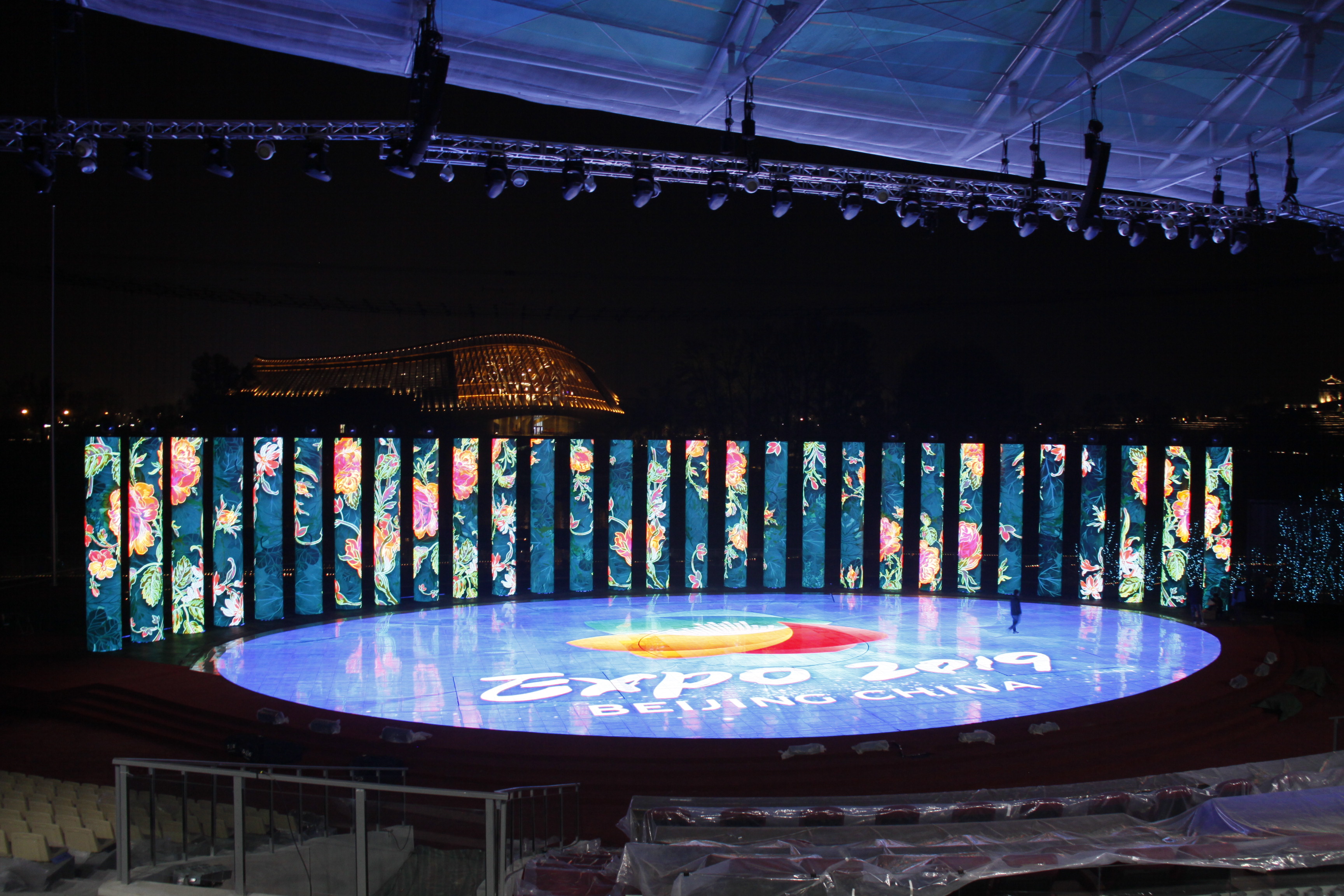 Foldable LED display stage